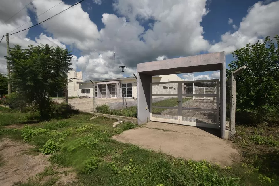 EN PELIGRO. La escuela nueva reemplazó a otra que se había desmoronado por el avance de la corriente.  