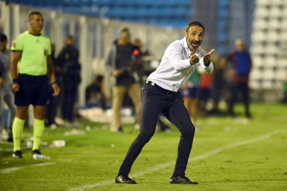 QUIERE UNO MÁS. Si bien el DT se mostró conforme con la conformación del plantel, la llegada de un refuerzo, el N°11, no le vendría nada mal al presente “Decano”. 