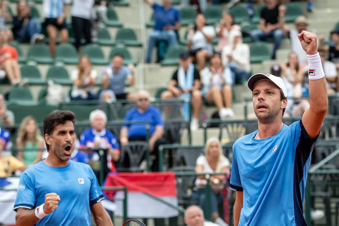 Zeballos y González festejan ante la dupla checa. Foto de Twitter @CopaDavis