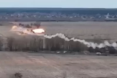 Conflicto en Ucrania: un video muestra cómo soldados derribaron un helicóptero ruso