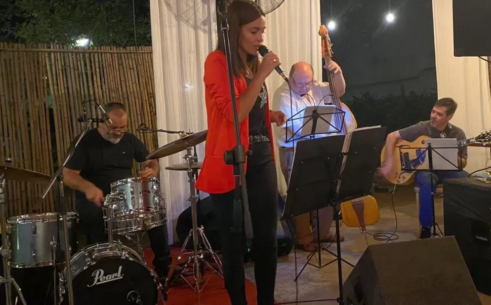 EN PLENO SHOW. Escalante en batería, Efrón en contrabajo y Giraud en guitarra, son el aporte musical idóneo a la voz de Florencia Escalante. 