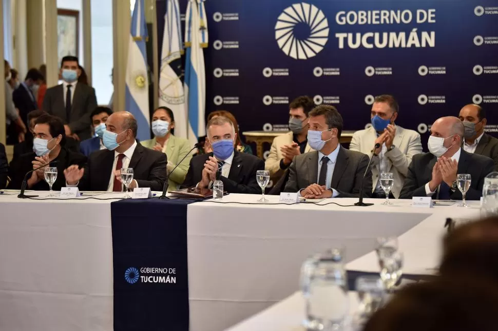 PROTAGONISTAS. Juan Manzur, Osvaldo Jaldo y Sergio Massa. LA GACETA / FOTO DE INÉS QUINTEROS ORIO