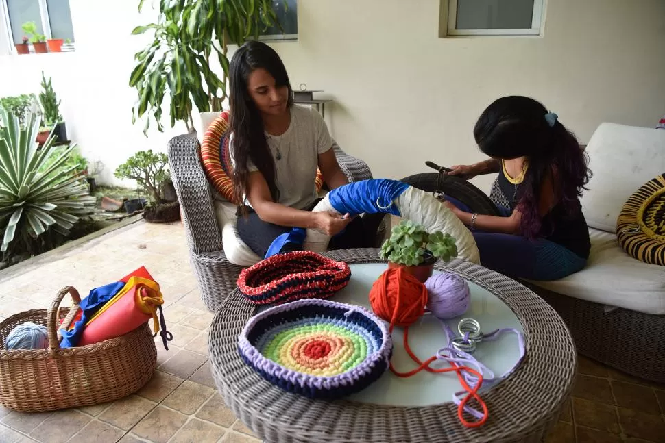 ORIGINALES. Lila Juárez y Rocío Teruel muestran los diseños únicos que confeccionan en la Escuela Waldorf Tucumán. la gaceta / fotos de inés quinteros orio 