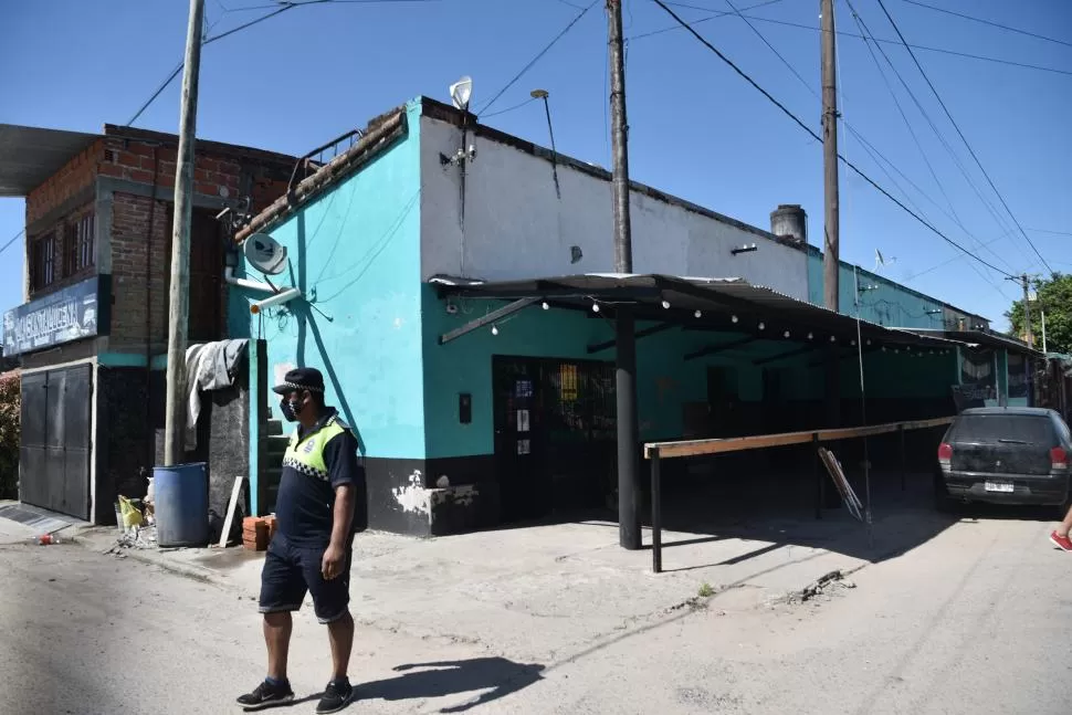 CUSTODIA PERMANENTE. El lugar donde vivía la mayor de las víctimas, y donde además trabajaba, tiene vigilancia por posibles nuevos ataques. 