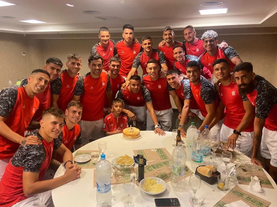 TODOS JUNTOS. Lizandro fue recibido en el hotel, por todo el equipo, que le cantó el cumpleaños y le regaló una torta. twitter@casmoficial