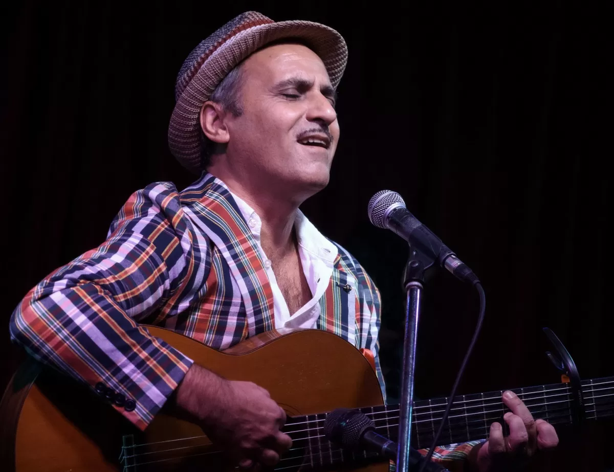 ESTILO ÚNICO. El artista experimenta con distintos géneros musicales, entre temas originales y reversiones. 