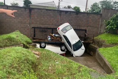 Video: en Yerba Buena la fuerza del agua fue tal que revoleó autos