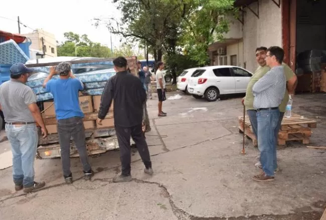 Distribución de colchones y chapas, para los afectados por la tormeNTA