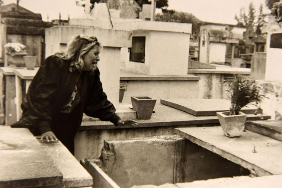 ROFUNDO DOLOR. Una mujer llora delante de la tumba de Carrizo. El sepulcro fue profanado para dañar el cuerpo.