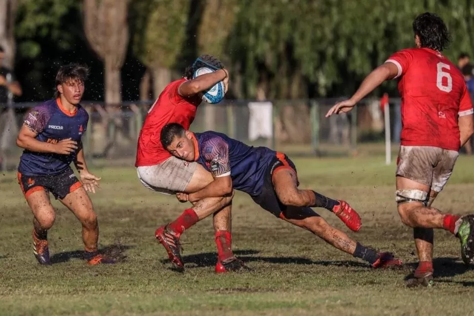 AL CUERPO. Clemente López García le aplica un tackle positivo a un rival de Córdoba. Los Naranjitas esperan que el clima les permita jugar hoy contra Rosario.  fiti de Franco Perego (Prensa Unión Santafesina)