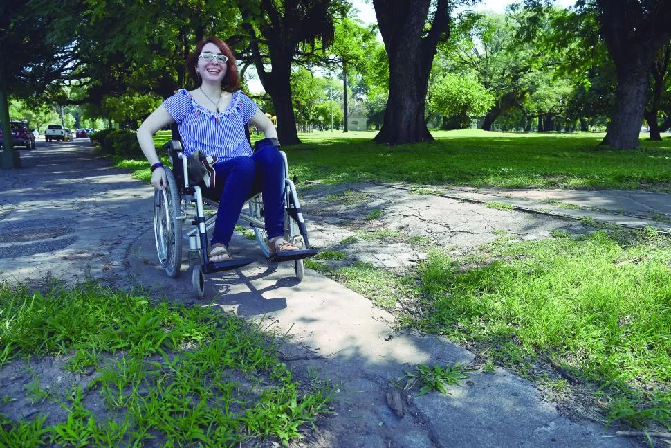 FELIZ ANTE TODO. Pese a los obstáculos que siempre se le presentan, Jazmín trata de salir adelante y no borrar nunca de su rostro la sonrisa. 