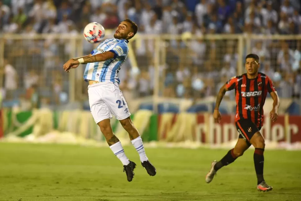 DE ENTRADA. Renzo Tesuri es uno de los puntos clave en el mediocampo de Atlético. LA GACETA / FOTO DE DIEGO ÁRAOZ