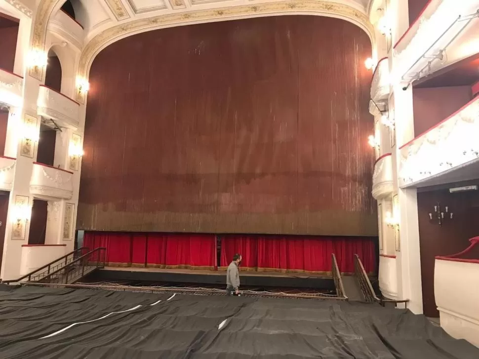 CHAPÓN CORTAFUEGOS. El mecanismo estaba trabado y en desuso, y ya fue reparado. Baja en caso de incendio y aísla el escenario de la platea. fotos gentileza teatro alberdi 