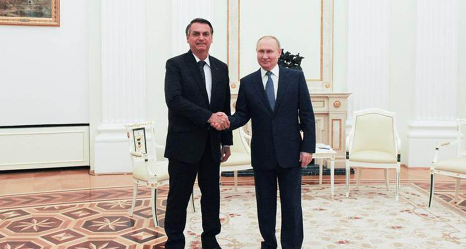 CUMBRE BILATERAL EN EL KREMLIN, Bolsonaro y Putin se saludan en febrero, días antes de la invasión rusa.