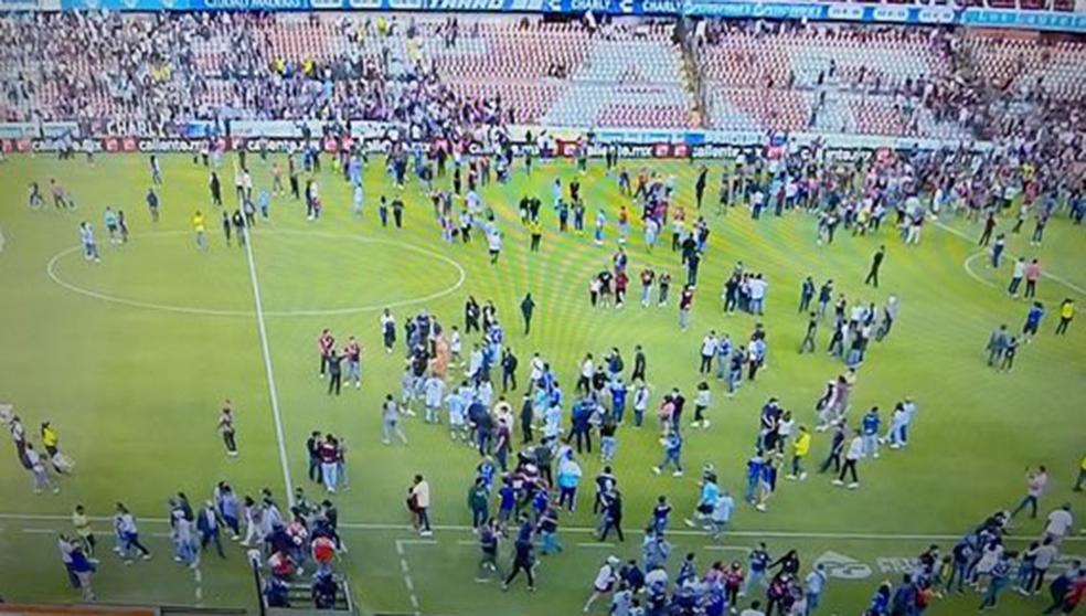 VIOLENCIA EN EL FÚTBOL. Salvaje enfrentamiento entre hinchas en México: se habla de una veintena de muertos.