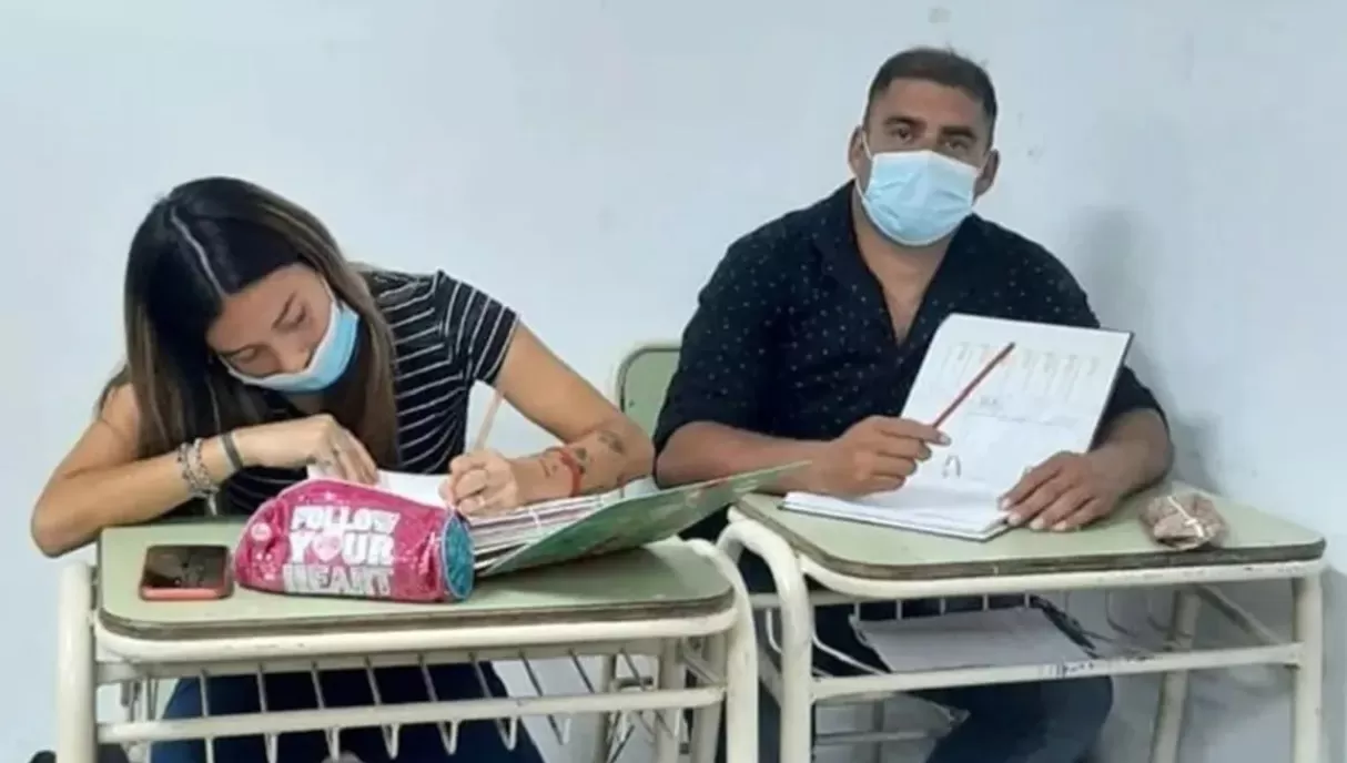 El portero de una escuela cursa con su hija en esa institución para terminar el secundario.