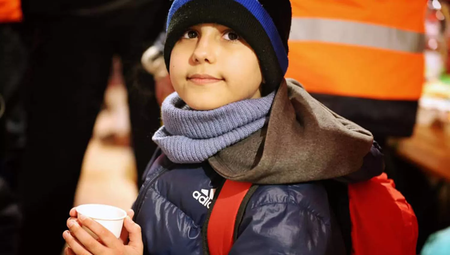 SOLO. El pequeño fue puesto en un tren por su madre, que no pudo abandonar Ucrania.