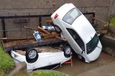 Temporal: la corriente sacudió dos autos en un country