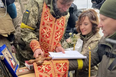 Videos: en plena guerra, dos soldados ucranianos se casaron en la frontera