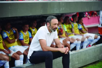 La CD pide que el Vasco Azconzábal renuncie, pero el DT no quiere dar un paso al costado