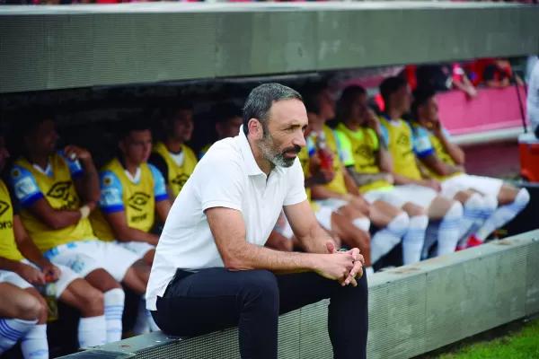 La CD pide que el Vasco Azconzábal renuncie, pero el DT no quiere dar un paso al costado