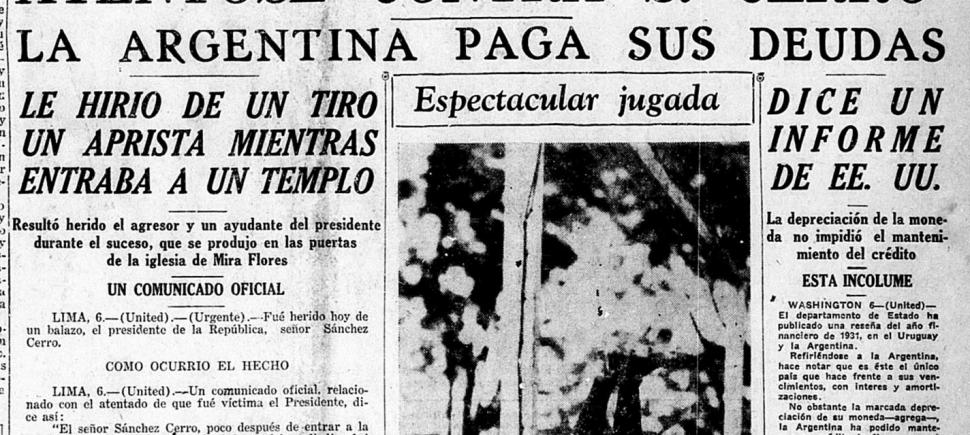 EN EL AULA. El niño trabaja en el pizarrón ante la atenta mirada de su maestra en su primer día de clases.