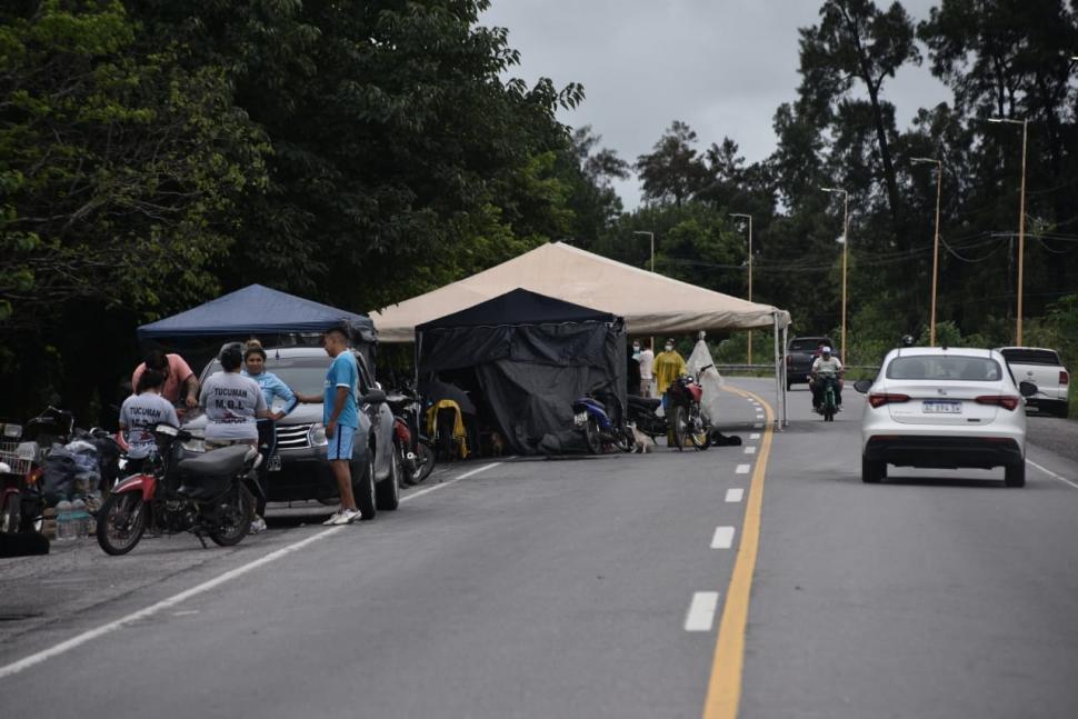 COMPLICACIONES. Vecinos del sur de la provincia pasaron la noche en la ruta por anegamientos.