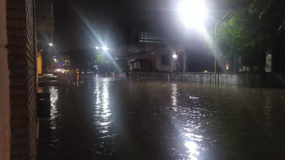 24 ESQUINA BERNABÉ. Desde hace décadas, el cruce se convierte en un embalse con cada tormenta intensa. twitter @andu_silvy  