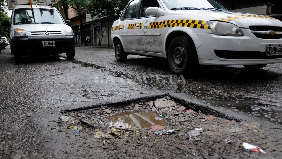 BACHES. Transitar por las calles de la ciudad puede ser un desafío para los conductores.