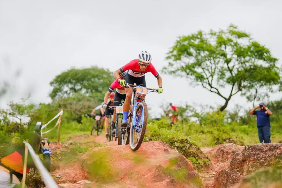MARCANDO EL CAMINO. “Alvarito” Macías marcha al frente del pelotón en el exigente circuito “Campo de Mayo” de San Pedro de Colalao, que fue escenario de arranque del campeonato Tucumano. Pablo Rosales 