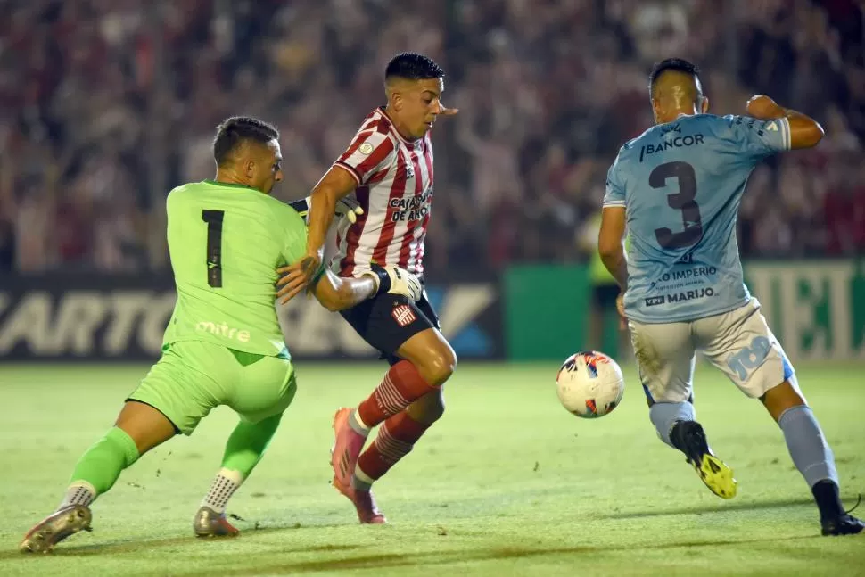 RÁPIDA REDENCIÓN. Sosa perdió un mano a mano increíble luego de un gran pase largo de Orellana; poco más de un minuto más tarde, aprovechó una sesión de Jourdan y sentenció el 2-0 sobre Estudiantes. 