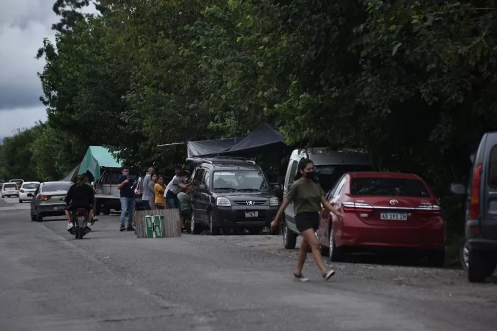 INTEMPERIE. El agua les llegó de golpe a las casas y tuvieron que autoevacuarse en las rutas 38 vieja y 332. Allí recibieron ayuda de voluntarios.   