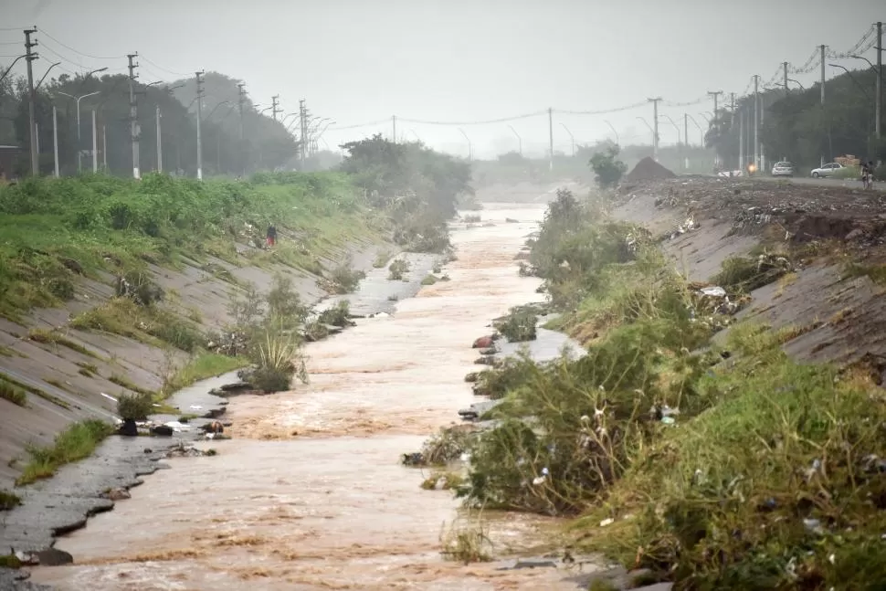 SIN LIMITES El Canal Sur, más tranquilo ayer a la tarde, en algunas zonas se desbordó con fuerza, como en el barrio Perón.  