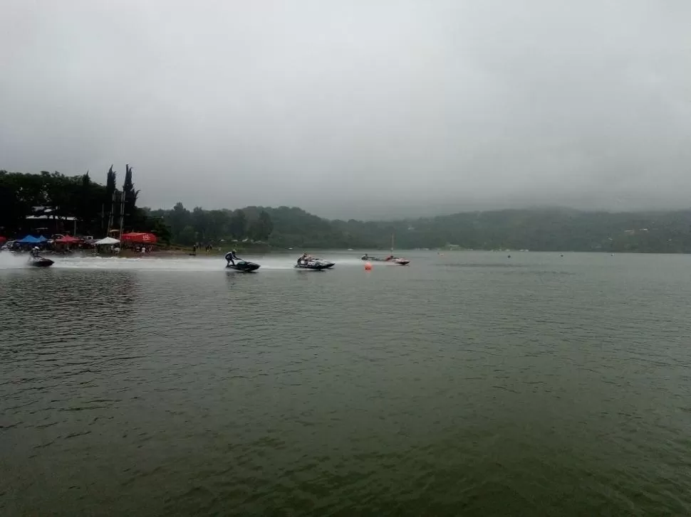 ESPECTÁCULO. Las largadas, con la chimenea de fondo, fueron de las postales más pintorescas de la competencia. 