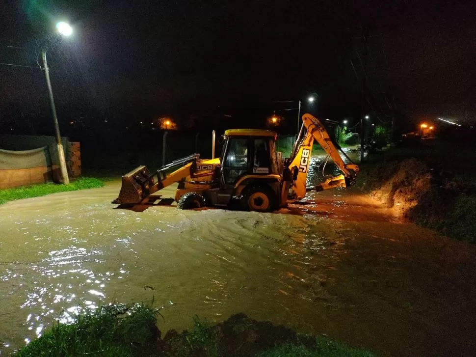 LA RINCONADA. Una retroexcavadora amplió un desagüe bajo la lluvia. 