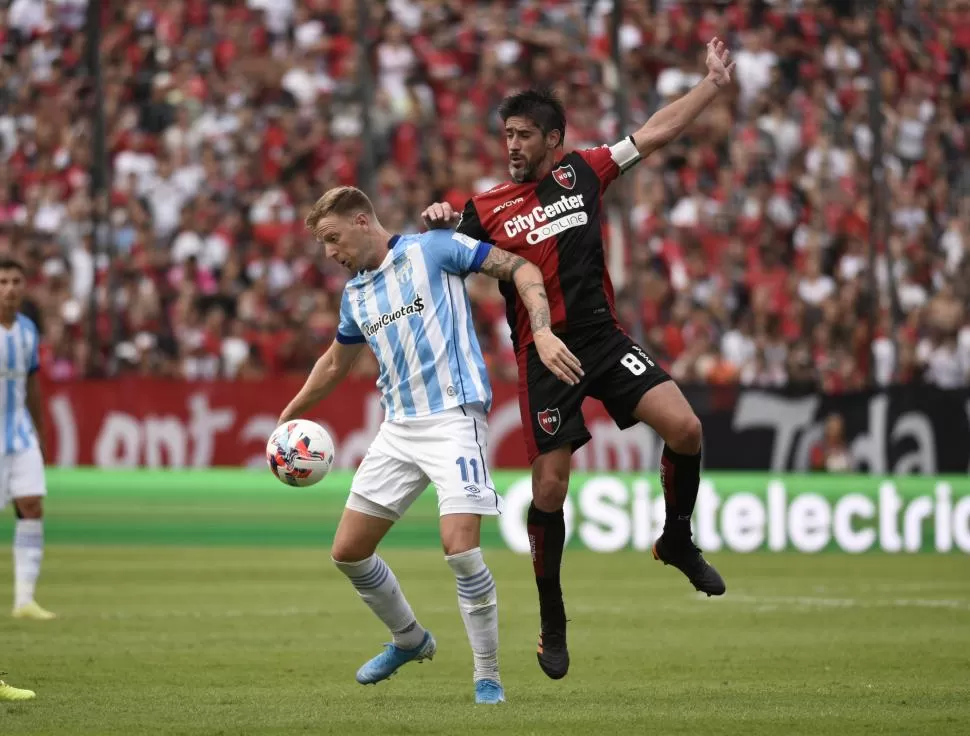 SUPERADO. Atlético estuvo en cancha mientras el marcador estaba 1-0. El segundo gol de Newell’s, sobre el final del primer tiempo, lo golpeó anímicamente.  Foto de Marcelo Manera - Especial para La Gaceta 