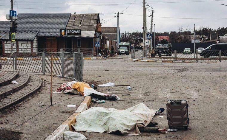 Los cuerpos de una familia masacrada en Ucrania tapados con una manta