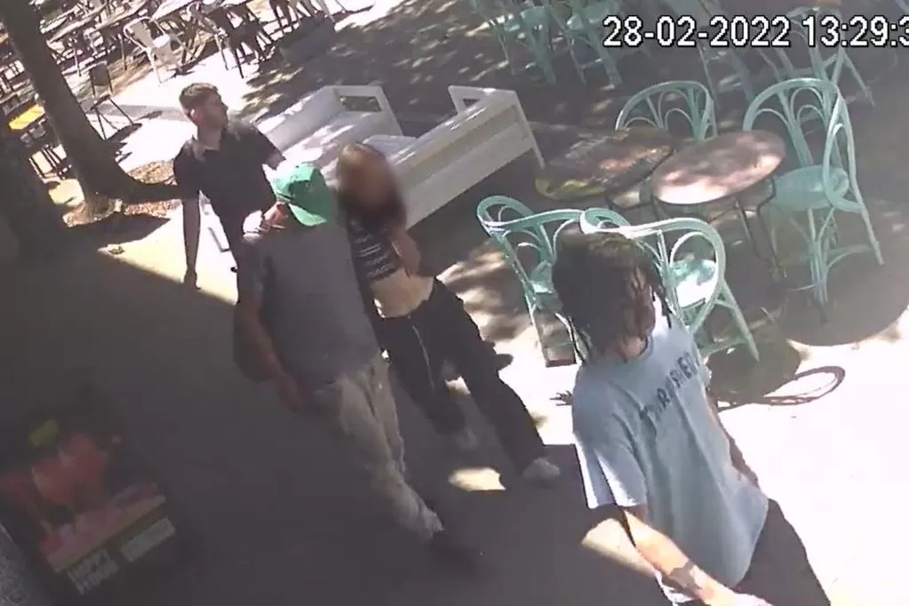Violación en Palermo: momento en que los acusados sujetaban a la víctima