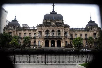 Con Jaldo y Mansilla en Buenos Aires, ¿quién quedó a cargo de la Gobernación de Tucumán?