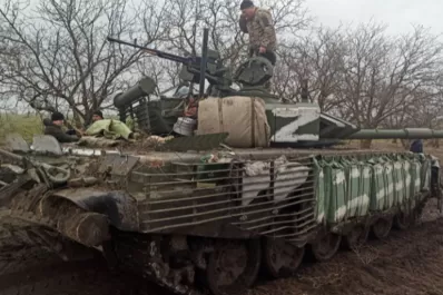 ¿Qué significan las letras “Z” o “V” pintadas en los tanques rusos que invadieron Ucrania?