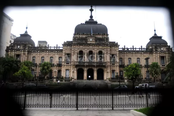 Con Jaldo y Mansilla en Buenos Aires, ¿quién quedó a cargo de la Gobernación de Tucumán?