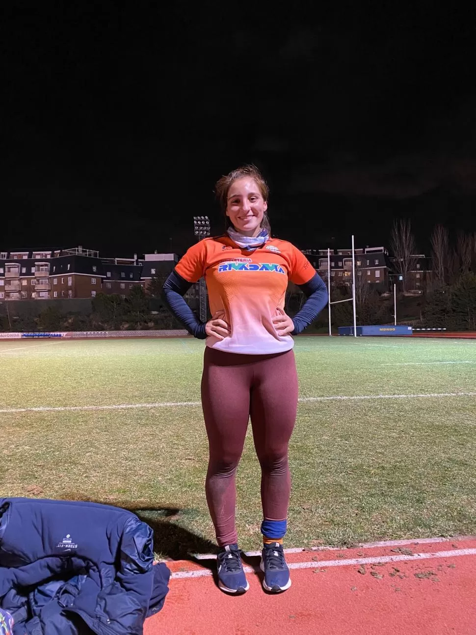 EN MADRID. Con la camiseta de Monteros Voley, la ex capitana de las Naranjitas completó anoche su primer entrenamiento. 