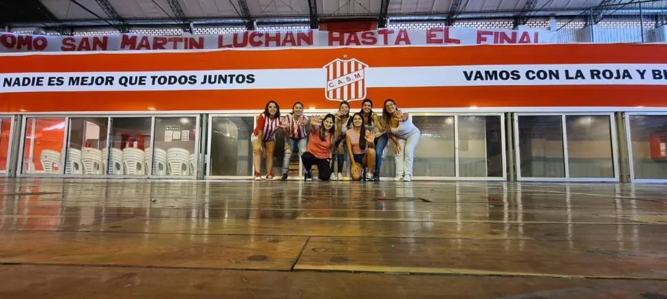 PONEN SU GRANITO DE ARENA. Las mujeres que integran la comisión trabajan a sol y a sombra; codo a codo con sus pares varones. Ellas intentan aportar su mirada para seguir haciendo crecer al “Santo”. 