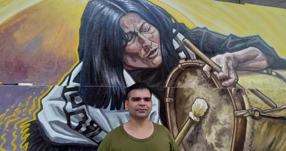 EL AUTOR Y SU OBRA. Bruno Salica elaboró un mural sobre Mercedes Sosa en pasaje Miguel del Corro al 300, donde la casa natal de la cantora tucumana fue transformada por la Municipalidad en un museo dedicado a su vida.  