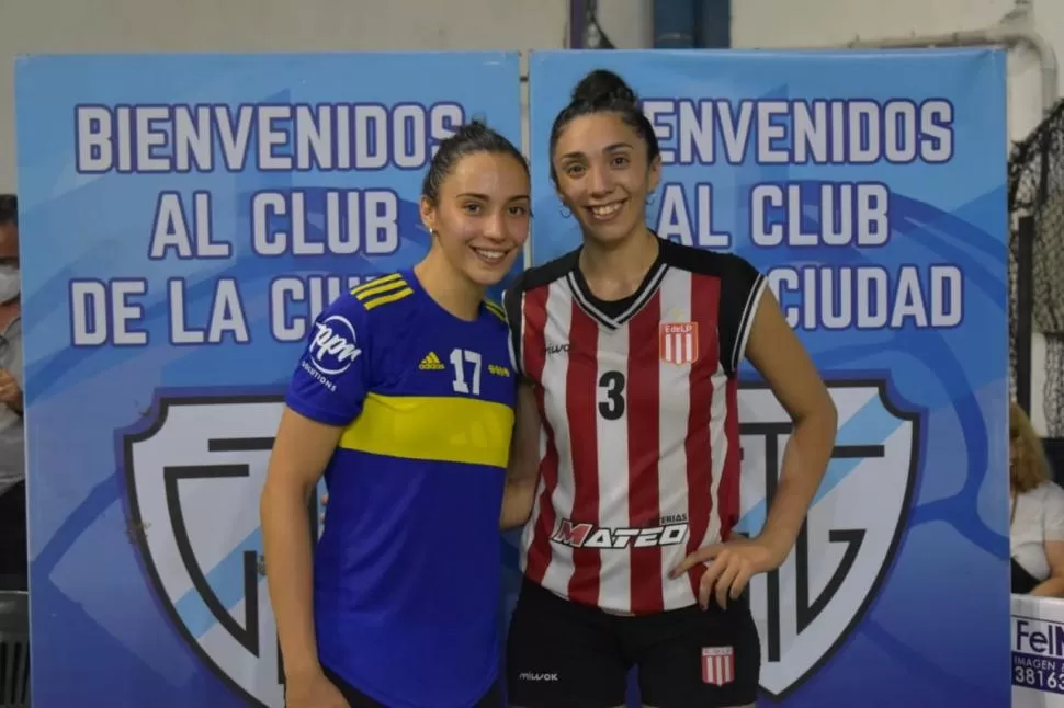 AMIGAS. Primero se fue Corbalán, luego Núñez. Coincidieron un tiempo en Boca. Luego de un exigente partido a tres sets, Estudiantes se llevó la victoria en el triangular disputado en la provincia.  