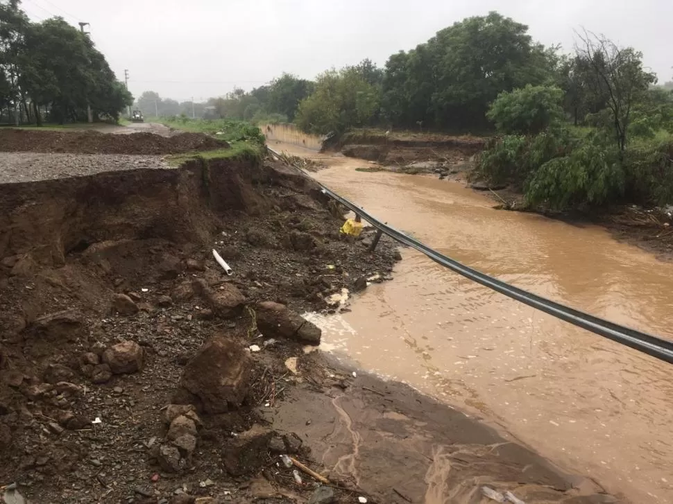 SOCAVADO. El canal Yerba Buena, que pasa frente al colegio Pucará, recibe caudales excesivos y colapsa. 