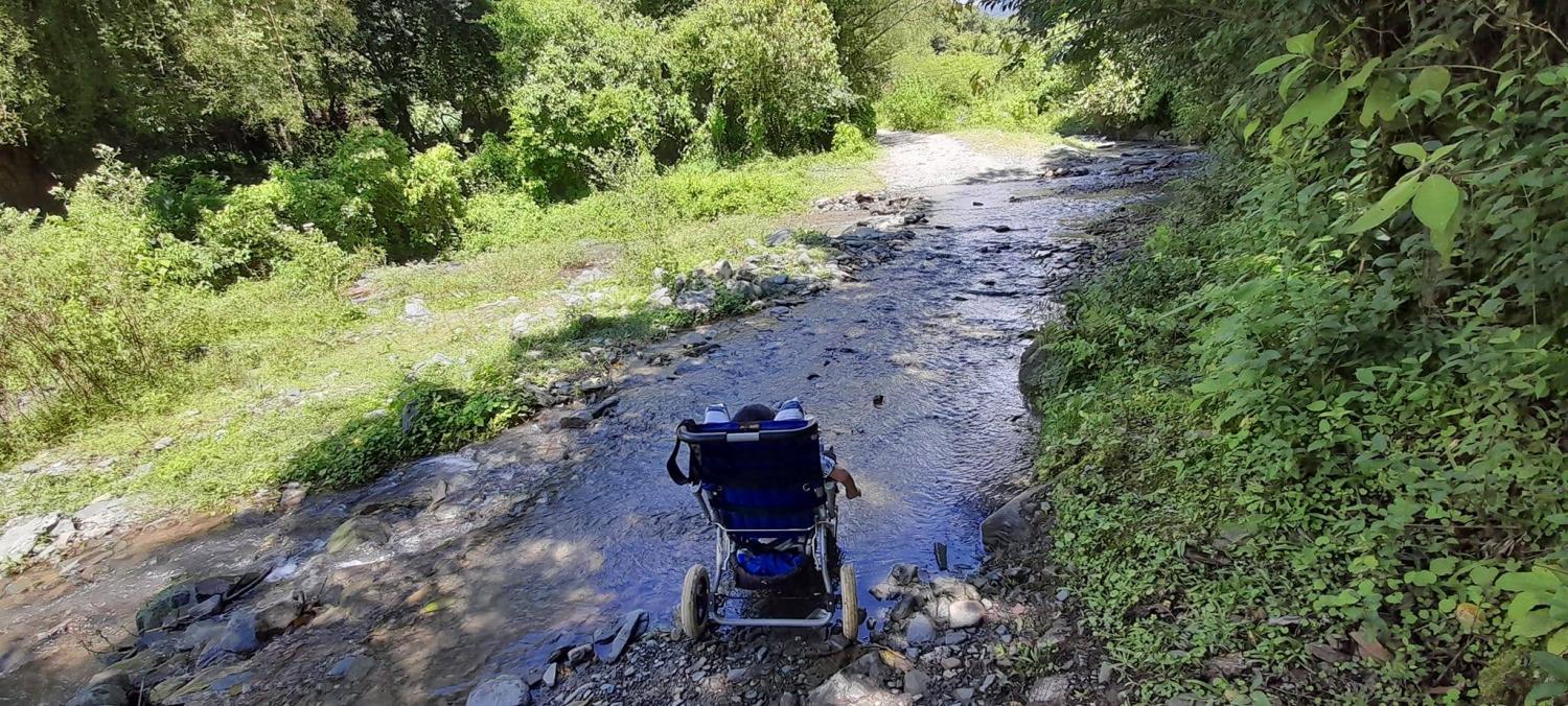 Hay sectores en los que el río se desbordó y el camino desapareció.