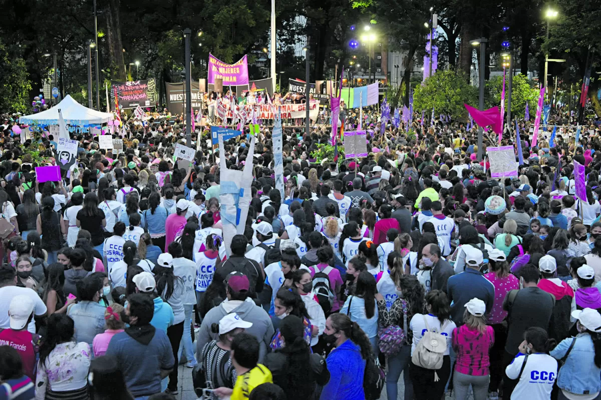 CONGREGADAS EN LA PLAZA. Miles de mujeres tucumanas unidas en el reclamo de conseguir igualdad.