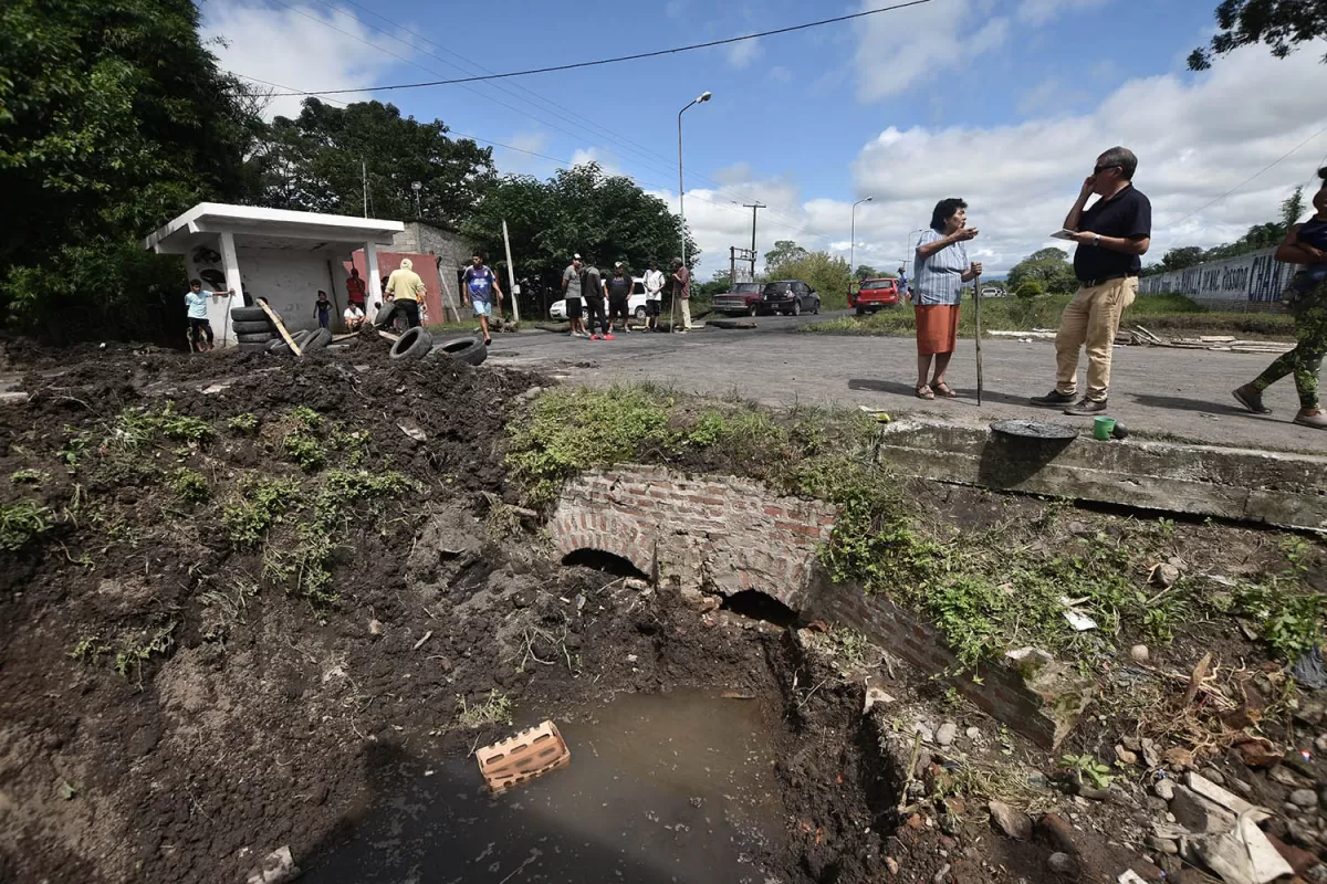 TAPONADOS POR EL LODO. Los vecinos quieren que las autoridades saquen el líquido y la basura de sus casas  