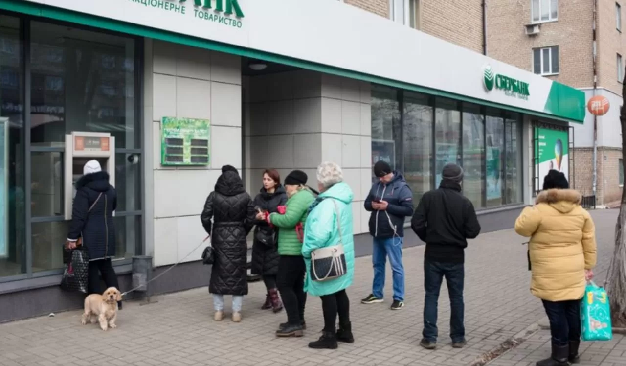 Las filas se repiten en las sucursales bancarias.